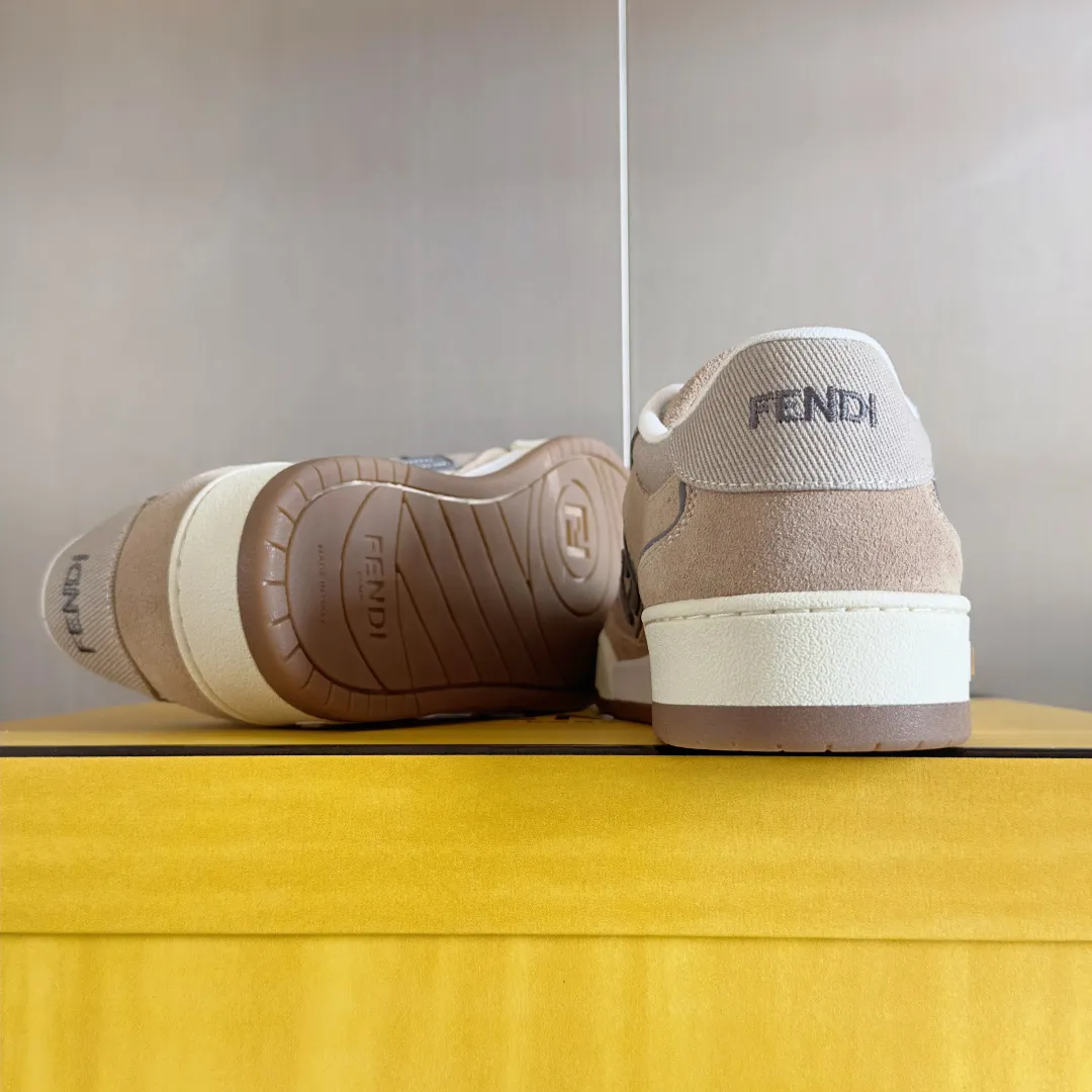 Top version: Couple model, cloth cover 700💰 Fendi Fendi match series Couple model, film, casual sports shoes, sneakers, original purchase, development and production of these FENDI Match lace-up sports shoes. Small perforations accent the upper. Made of white leather with beige suede details. Matcha green leather FF applique. Rubber sole with FENDI lettering on the side. Comes with exquisite packaging at the counter 🛍📦 ▪️ Fabric: Original custom imported first-layer cowhide ▪️ Lining: Imported custom breathable mesh ▪️ Sole: Original molded TPU two-color combination sole ▪️ Sole thickness: 3CM ▪️ Size: Women's 35-41 / Men's 39-45